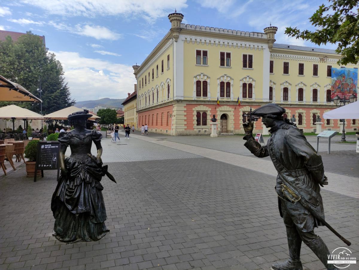 Escultura de bronce de un caballero cortejando a una dama (Alba Carolina, Rumanía)