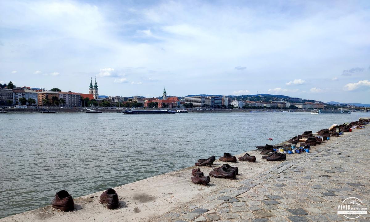 Budapest - escultura zapatos de judíos junto al Danubio (Hungría)