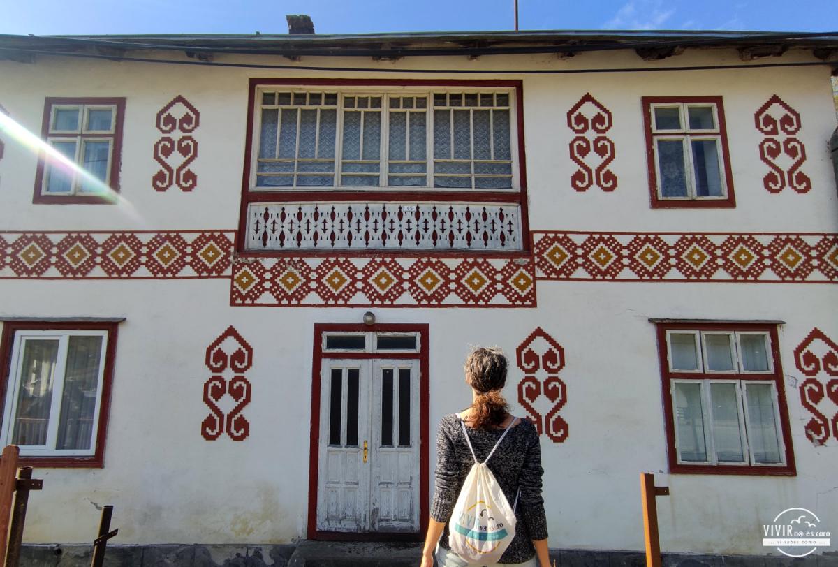Casas con cenefas en Ciocanesti (Bucovina, Rumanía)