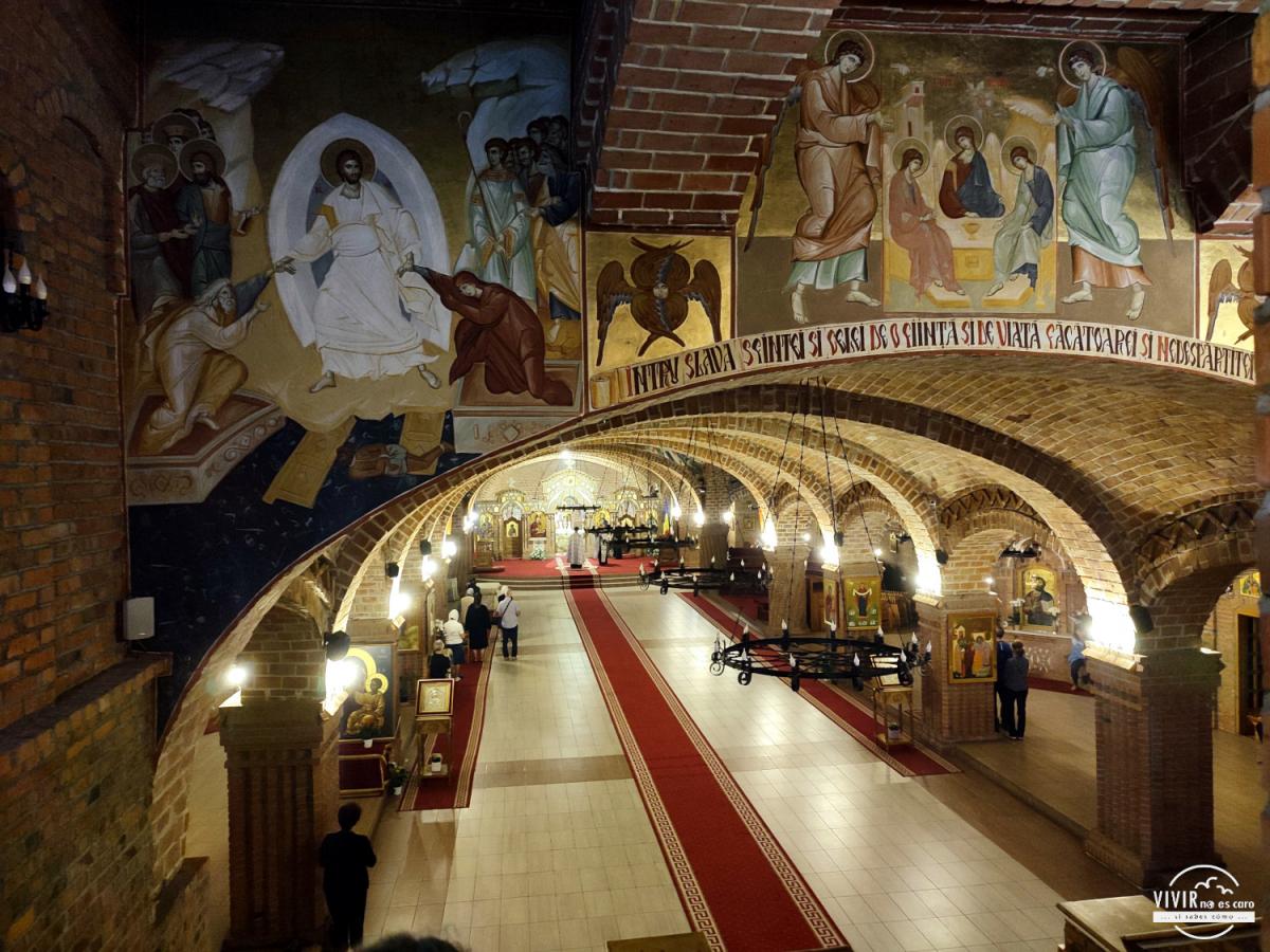 Interior de la Catedral ortodoxa de Baia Mare (Maramures, Rumanía)