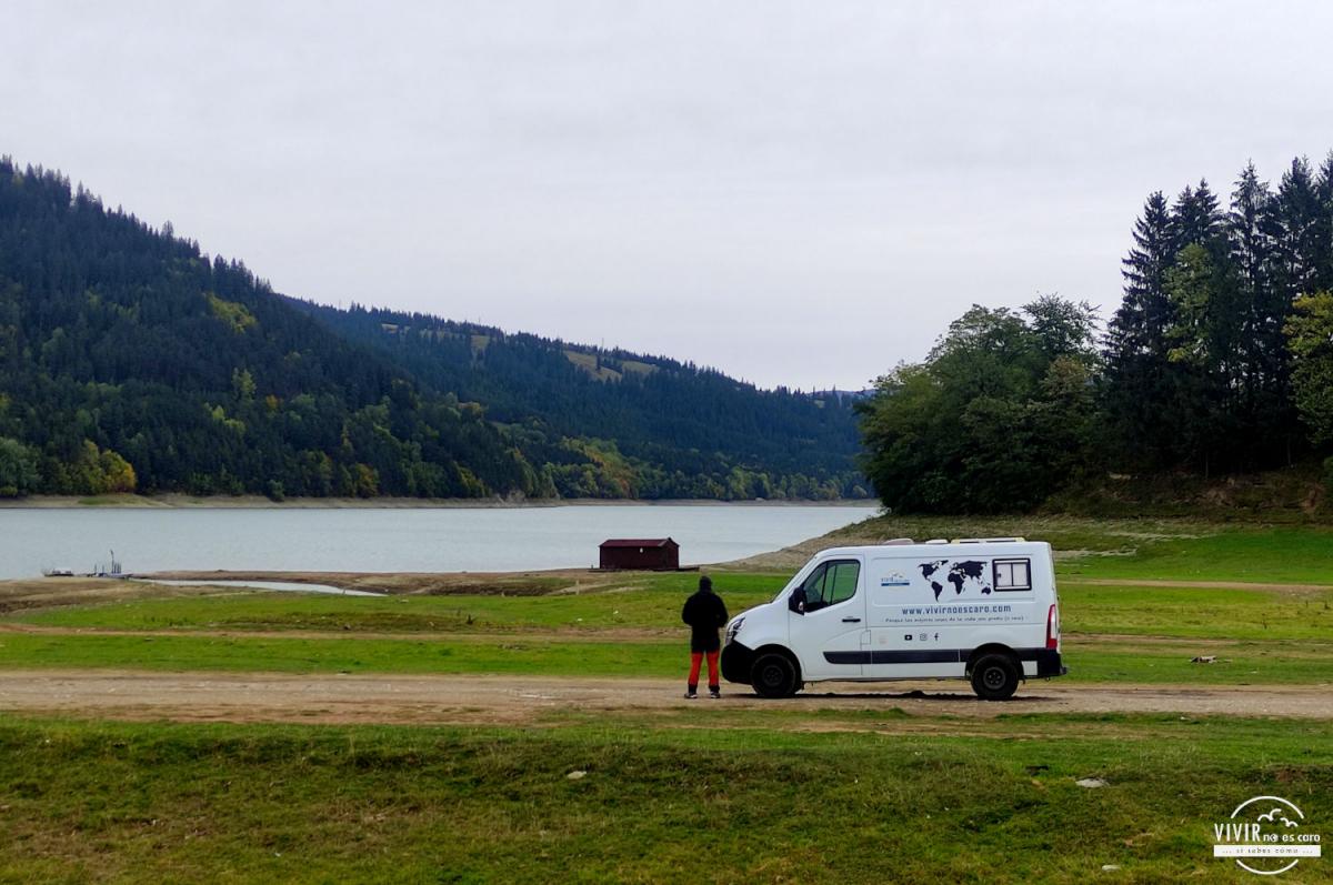 Lago Bicaz en furgoneta camper (Rumanía)