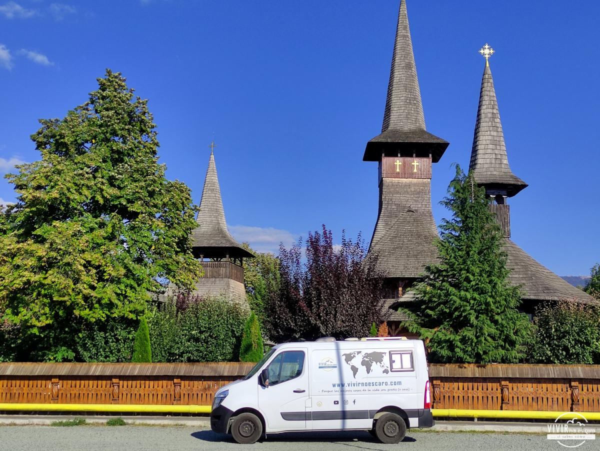 Maramures Furgoneta camper. Iglesia de madera en Baia Sprie (Rumanía)