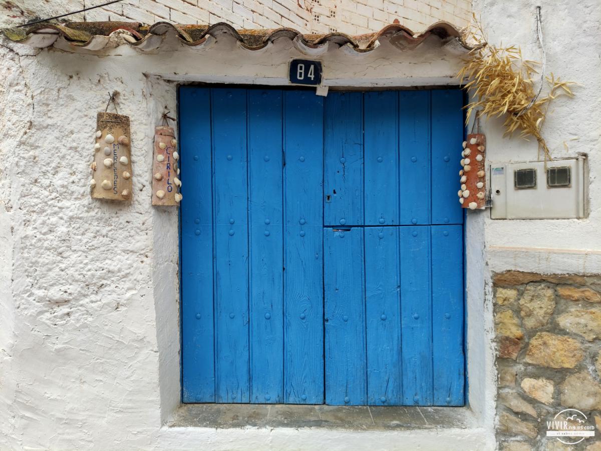 Puerta azul en Molinicos (Albacete)
