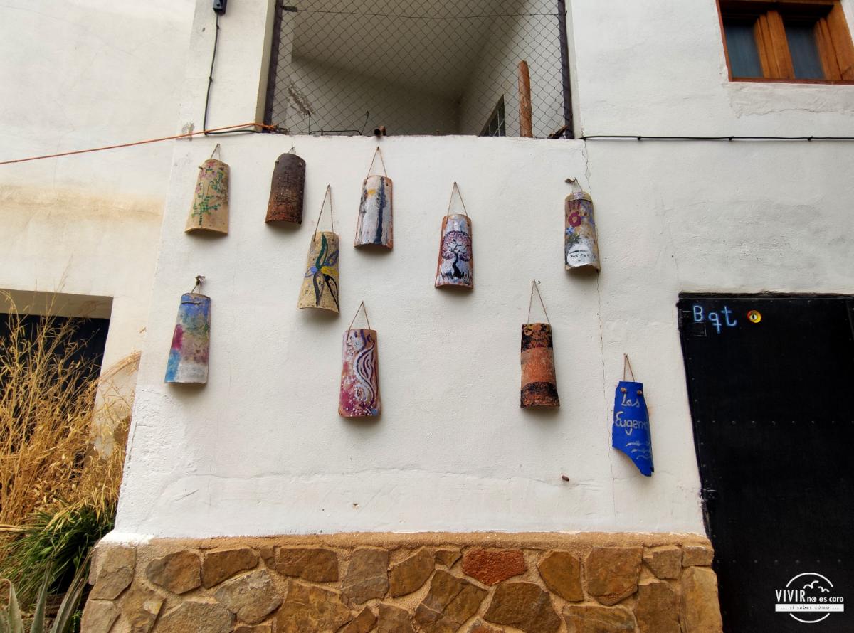 Calle con encanto tejas pintadas en Molinicos (Albacete)