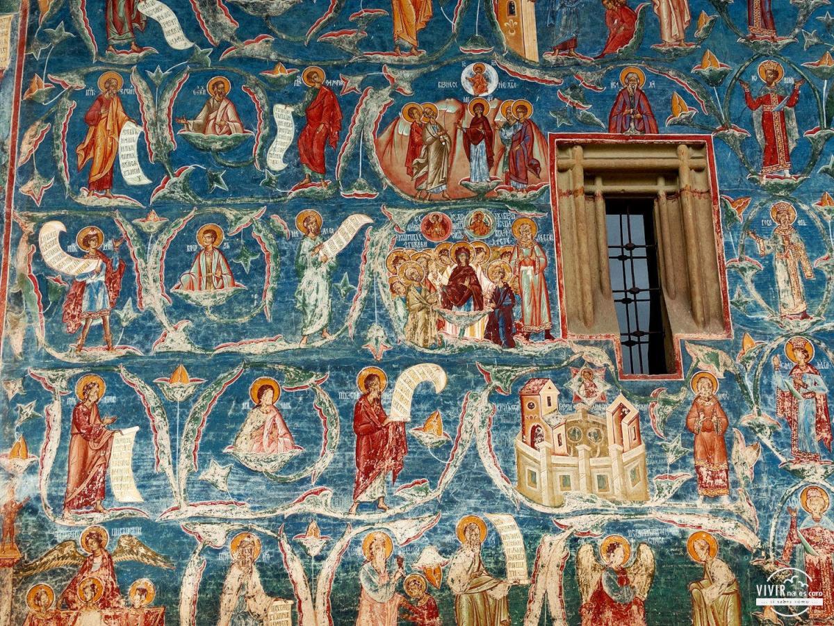 Monasterios pintados de Bucovina en Rumania. Azul Voronet
