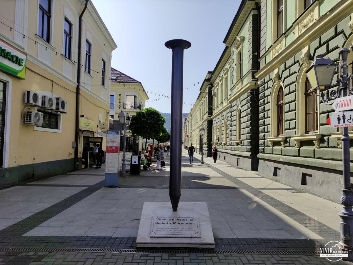 Monumento clavo en Sighetu Marmatiei (Maramures, Rumanía)