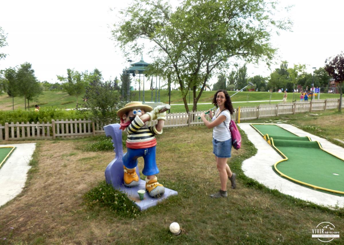 Mini-golf en el Parque Europa de Torrejón de Ardoz (Madrid)