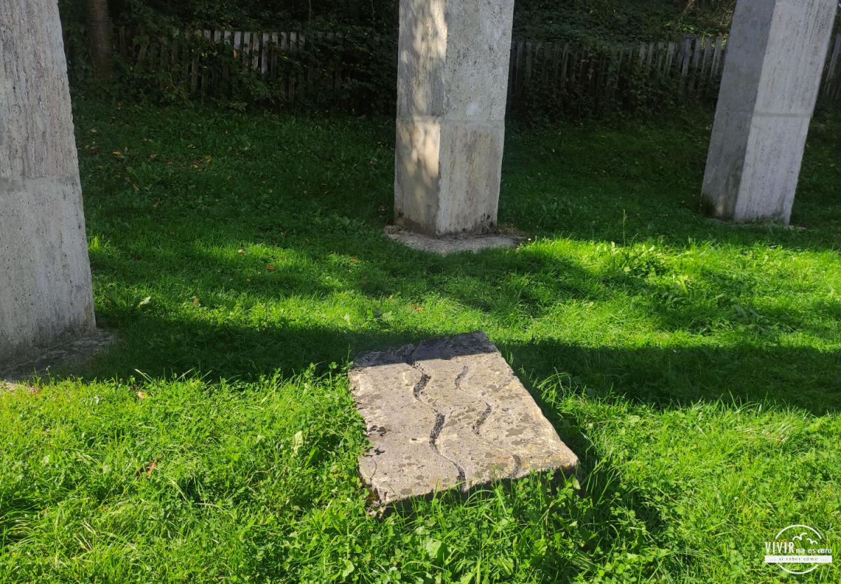 Monumento a los asesinados en la masacre de Moisei (Rumanía)