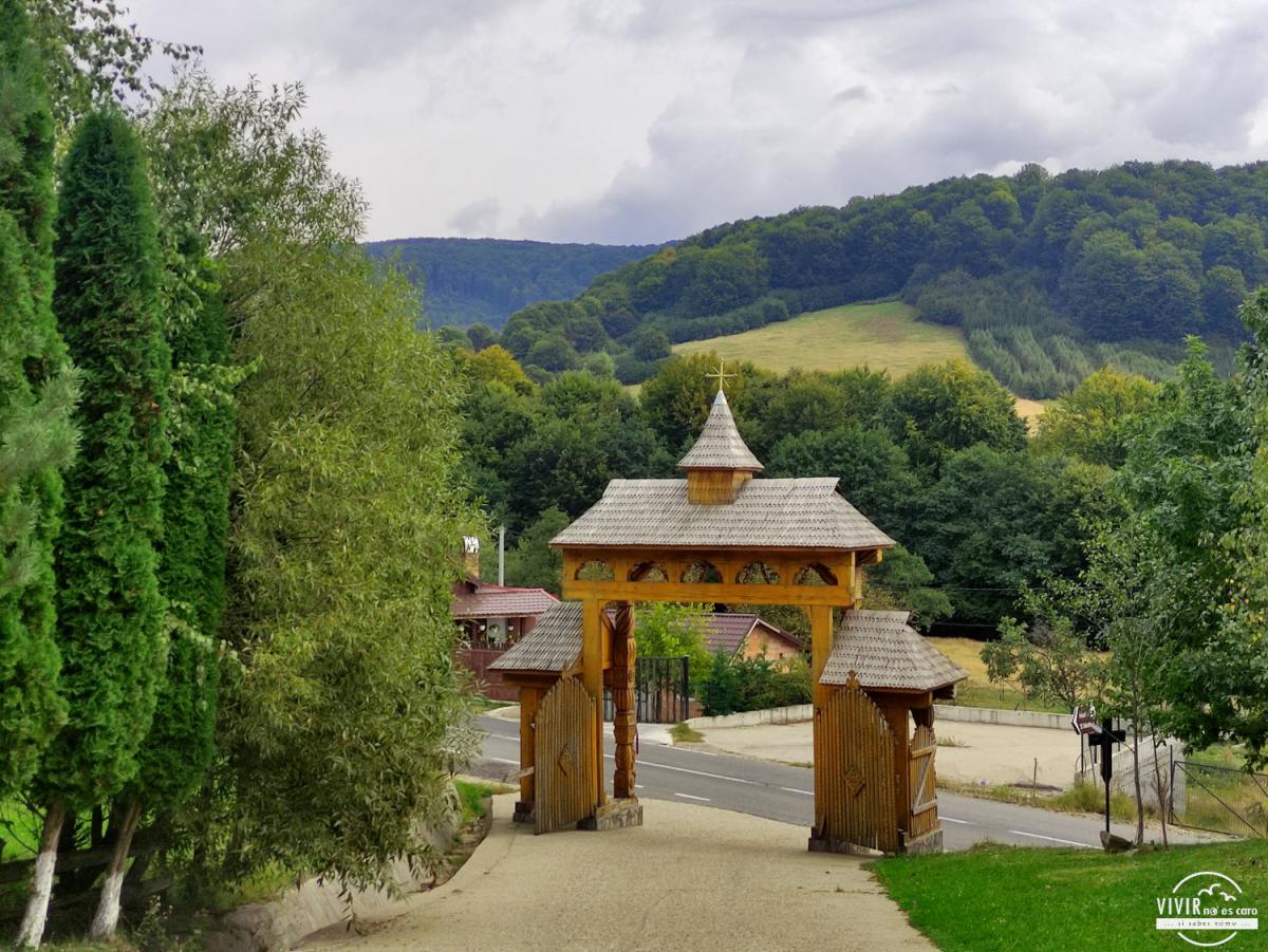 Puerta de madera maramuresiana (Monasterio de Huta, Rumanía)