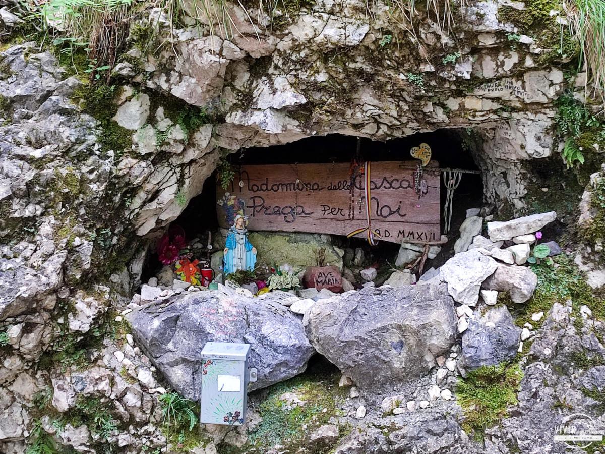 Capilla Virgen Madonina en la Ruta a la Cascada del Arzino (Italia)