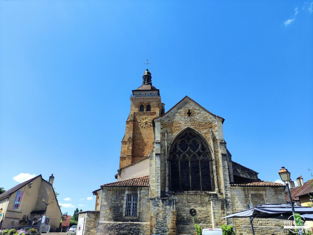 Fachada de la Iglesia Saint Just de Arbois (Jura, Francia)