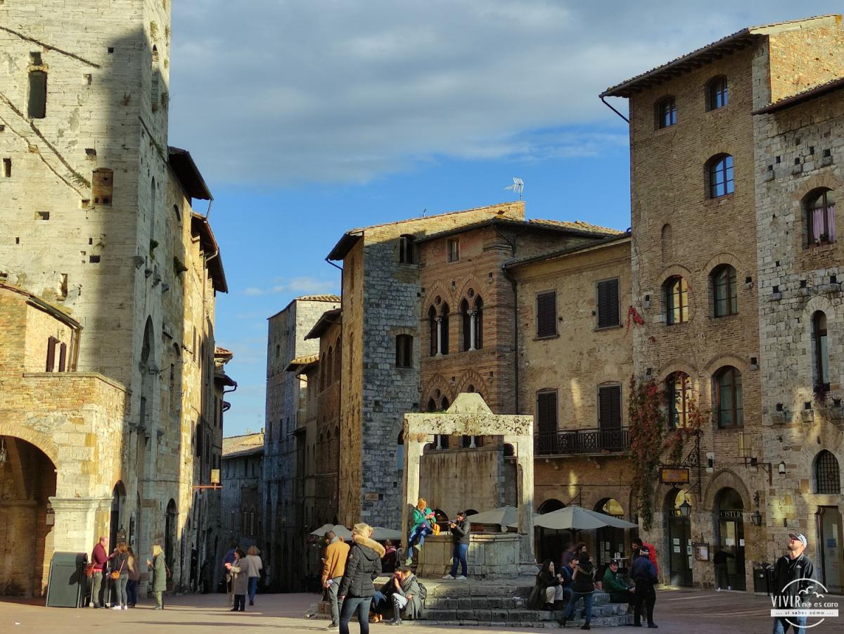 Piazza della Cisterna (San Gimignano, Italia)