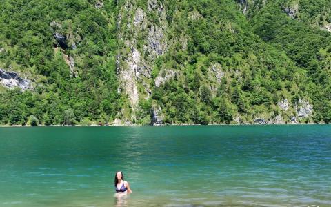 Baño en Dolomitas en el Lago del Mis (Belluno, Italia)
