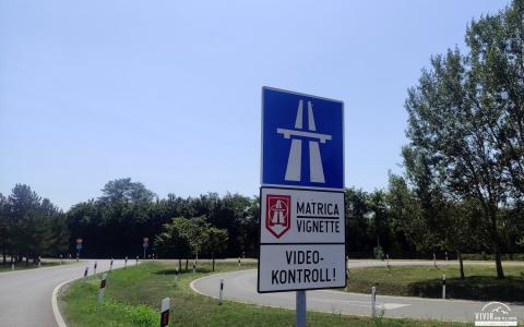 Señal viñeta entrada a autopista de peaje en Hungría