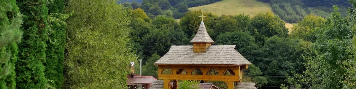 Puerta de madera maramuresiana (Monasterio de Huta, Rumanía)